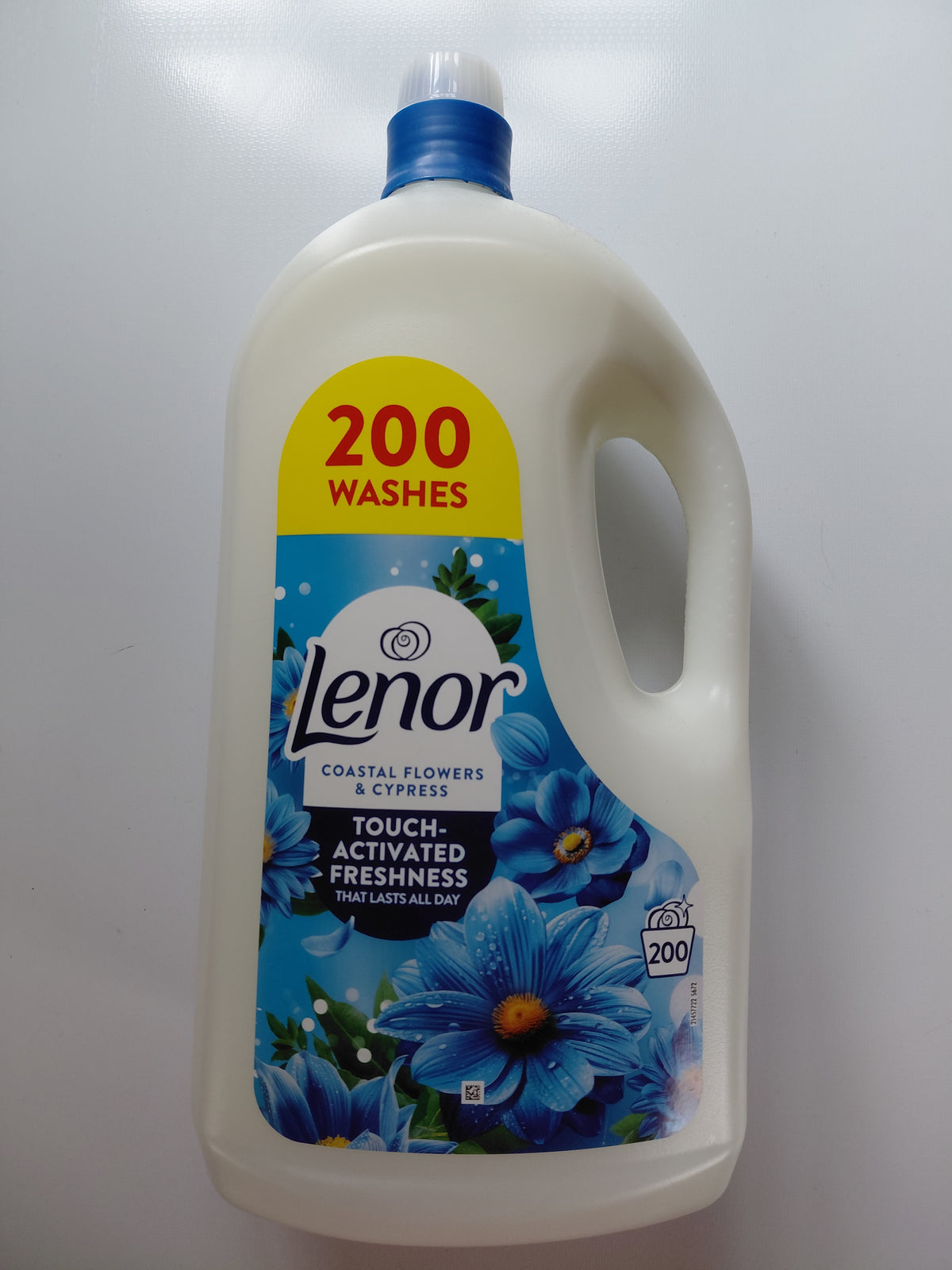 Long-lasting freshness and softness with the classic Lenor Spring Awakening fragrance. Large 4L bottle, providing up to 200 washes.